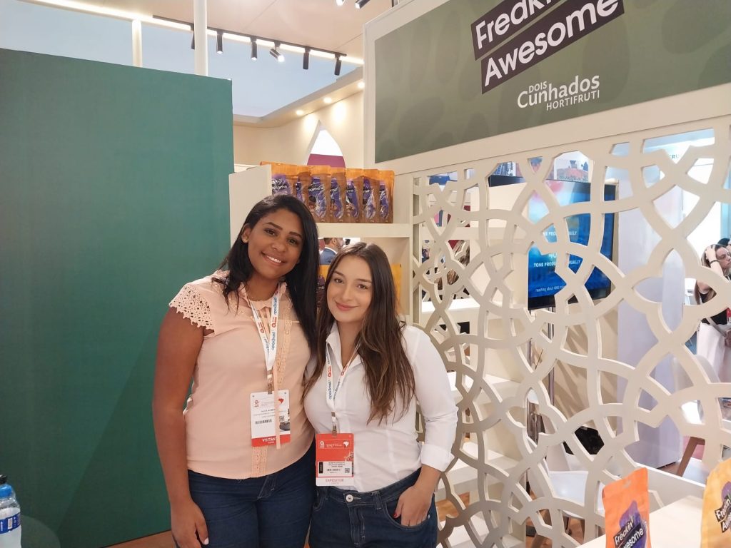 Alice (esq.) e Bárbara (dir.) apresentam ao público da Anuga as tâmaras dos Emirados