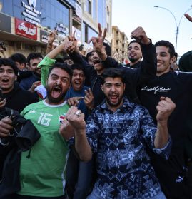Torcedores celebram nas ruas de Bagdá: conquista da vaga rendeu homenagens do governo aos jogadores