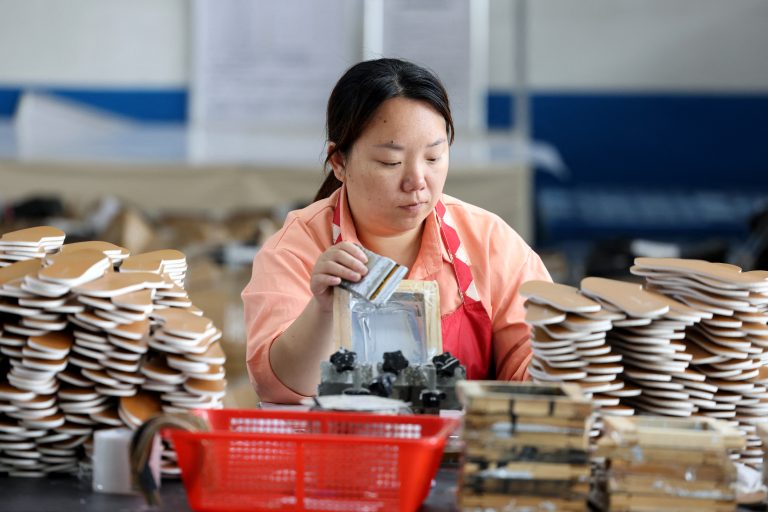 Brasil: importação de calçados sobe 90% em 5 anos Indústria de calçados na China: país asiático fornece produto a US$ 2,29 por par ao Brasil