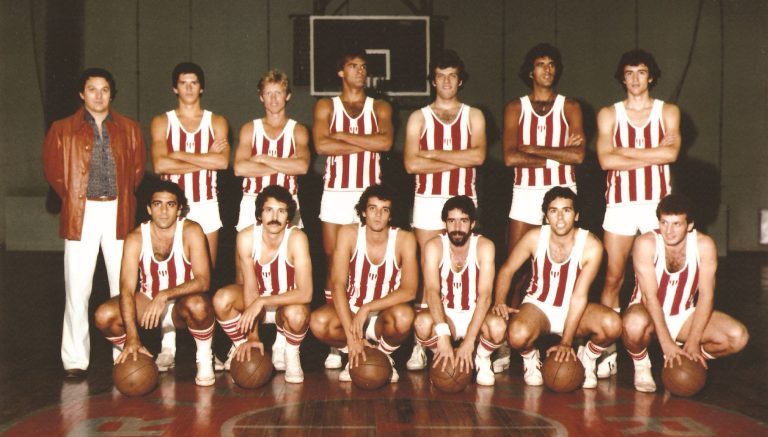 A equipe de basquete do Esporte Clube Sírio: vencedora do Campeonato Mundial Interclubes de 1979