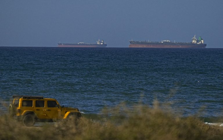 Navios passando no Estreito de Ormuz no dia 7 de abril: local segue no meio da disputa de Estados Unidos e Israel com o Irã