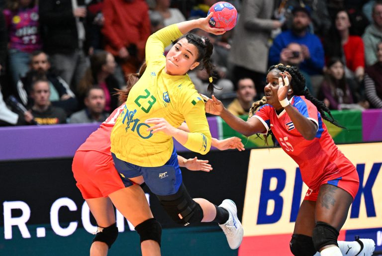 Brazil women’s handball team prepares in Tunisia Player Giulia Guarieiro during a match against Cuba last year: preparation in the North African country brings together established athletes and rising prospects.