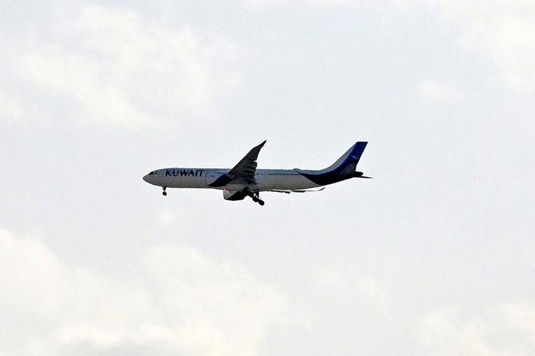 Avião da Kuwait Airways se prepara para pousar no Aeroporto Internacional do Kuwait no domingo (26)