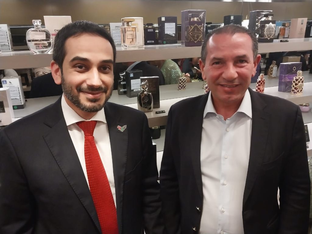 Cônsul dos Emirados (esq.) e empresário da Rebaj (dir.) na reinauguração