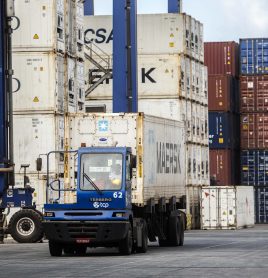 Movimentação de cargas em porto do estado do Paraná: balança comercial entre os dois países é superavitária para o Brasil