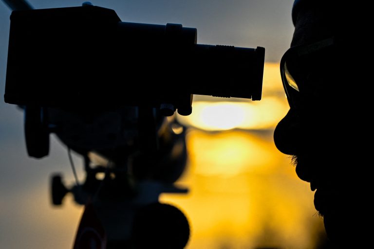 Homem olha por telescópio: equipamento inteligente pode ser foco de projeto de pesquisa
