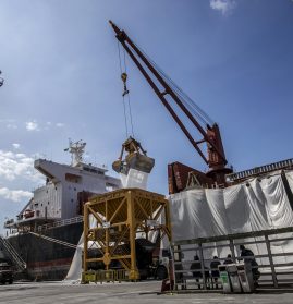 Desembarque de fertilizante em porto paranaense: compras prejudicadas por conflito no Oriente Médio
