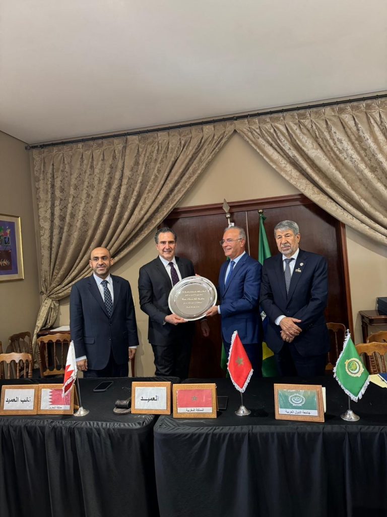 Alhelaibi (à esq.), Dib, Adghoghi e Alzeben: instituição foi homenageada no evento