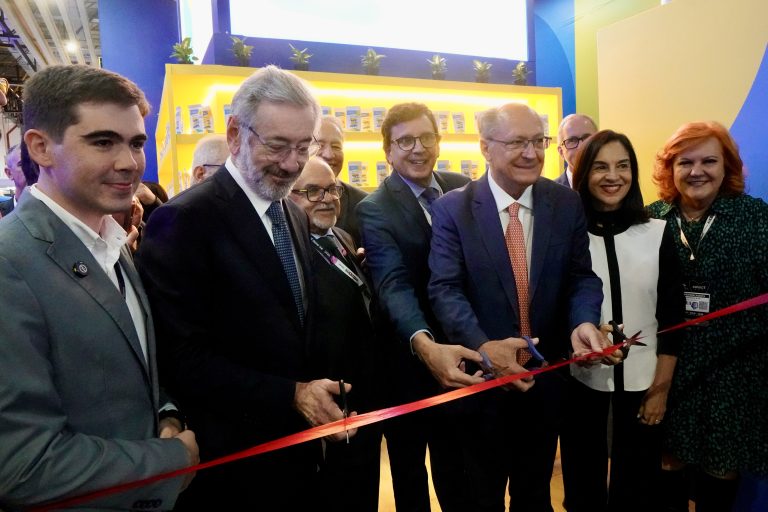 Vice-presidente Alckmin (3º da direira para a esquerda) cortando a fita de abertura da Apas Show