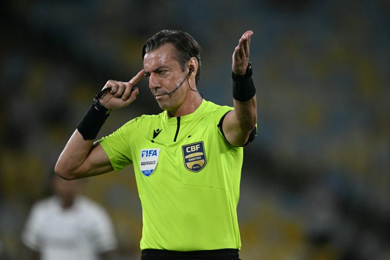 Claus em campo pelo Campeonato Brasileiro: CBF envia profissionais para jogos no mundo árabe
