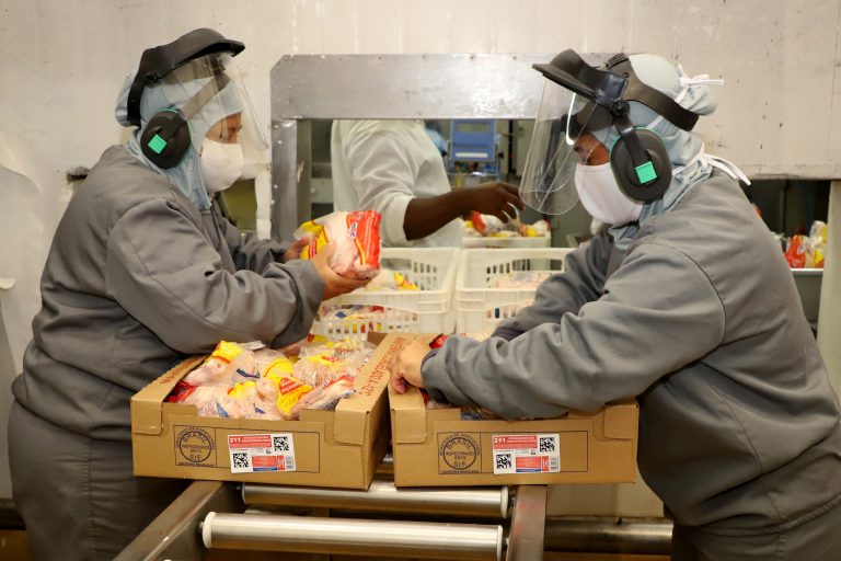 Produção de carne de frango em fábrica no Paraná: exportações do setor estão em crescimento
