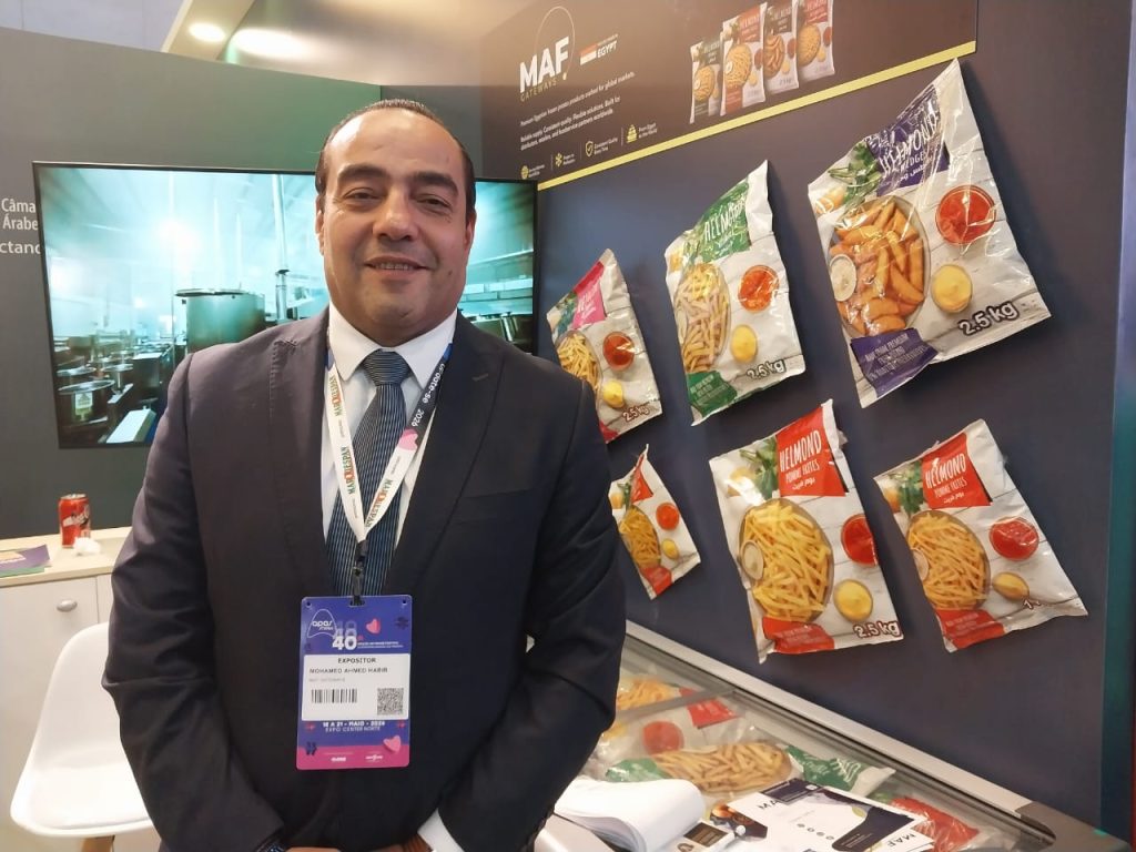 Habib negocia as batatas da egípcia Helmond na feira