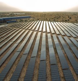 Parque de painéis solares nas proximidades da capital, Nouakchott: país busca investir em energias renováveis