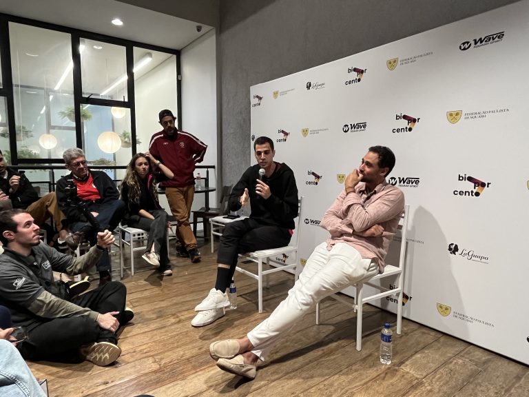 Ali Farag (esq.) ao lado de Ramy Ashour (dir.), falando com fãs do squash na Bio por Cento