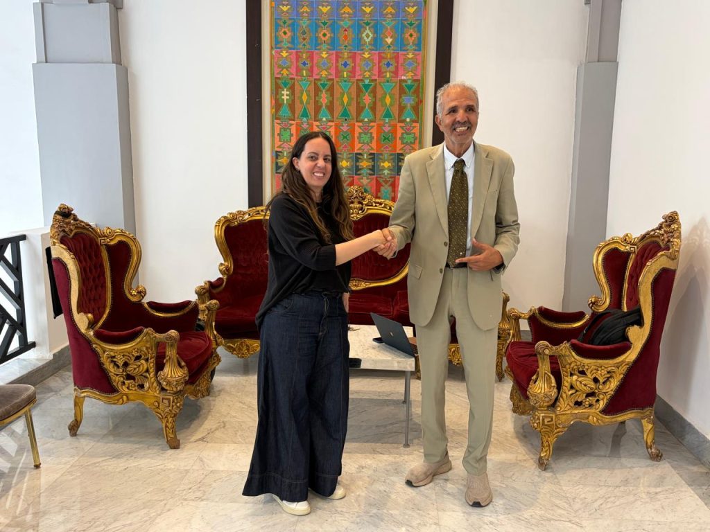 Marina Figueiredo, da Braztoa, com o diretor do escritório de Turismo de Marrakesh, Abdel Latif bem Tabi: oportunidade de apresentar produtos e realizar negócios com operadores turísticos brasileiros