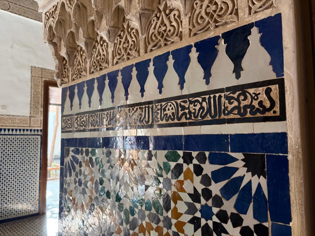 Detalhe em coluna no Palácio da Bahia apresenta um versículo do Alcorão: "Em nome de Deus,
Que seja o desejo de Deus, não há poder senão em Deus, o Altíssimo, o Todo-Poderoso"