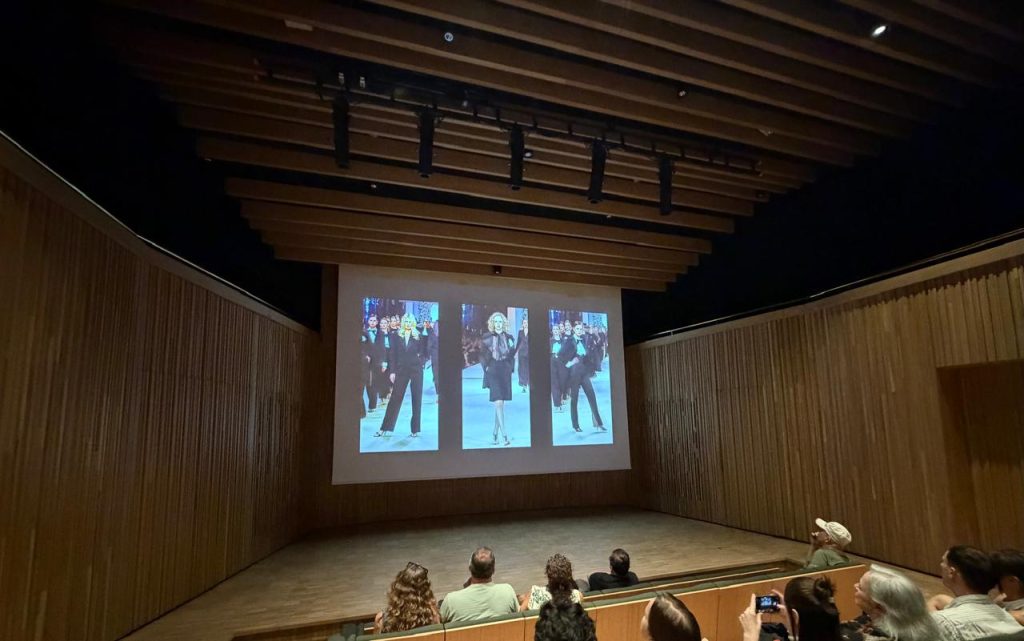 Auditório do museu recupera desfiles históricos da grife francesa