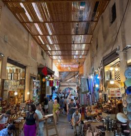 Souk na medina de Marrakech: negociar o preço é fundamental no comércio de rua