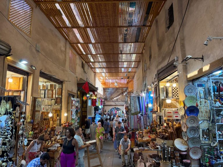 Souk na medina de Marrakech: negociar o preço é fundamental no comércio de rua