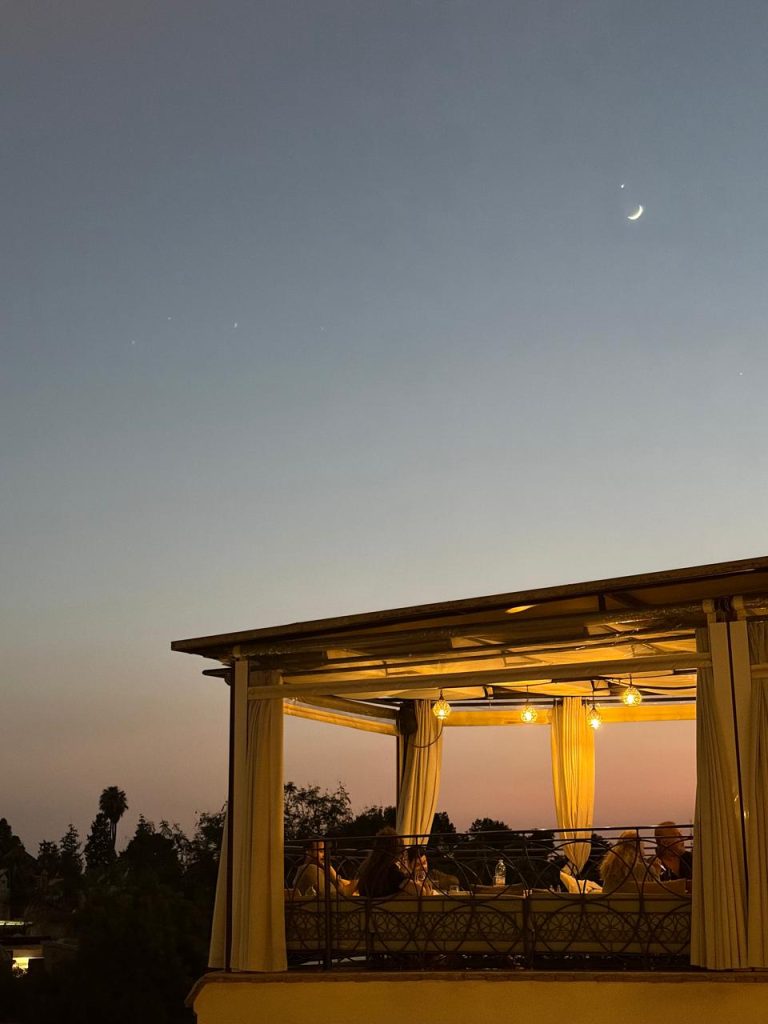 Um jantar em um dos diversos terraços de Marrakech: celebração durante o pôr-do-sol