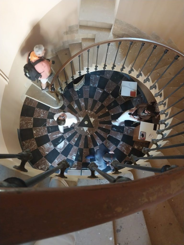 Escada caracol leva ao mirante