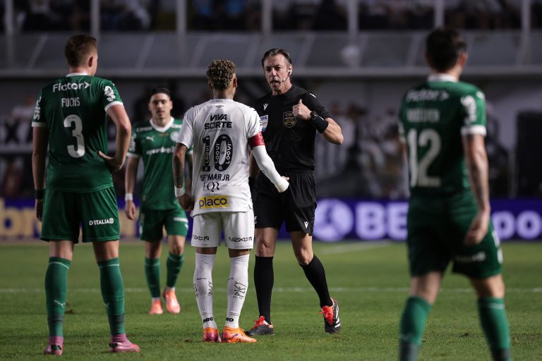 Claus conversa com Neymar em partida entre Santos e Palmeiras pelo Campeonato Brasileiro de 2025: árbitro diz que é um privilégio também atuar fora do Brasil
