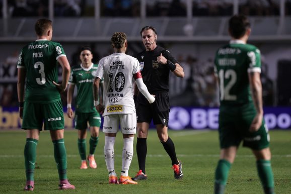 Claus conversa com Neymar em partida entre Santos e Palmeiras pelo Campeonato Brasileiro de 2025: árbitro diz que é um privilégio também atuar fora do Brasil