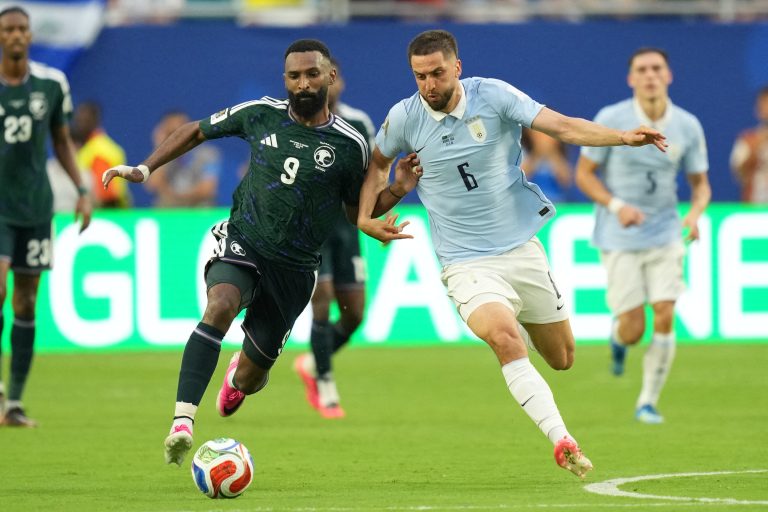 Firas Al-Buraikan, da Arábia Saudita (esq.) e Rodrigo Bentancur, do Uruguai (dir.): empate na partida da primeira rodada