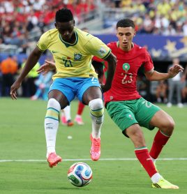 Atletas das duas seleções durante a partida: equilíbrio em campo
