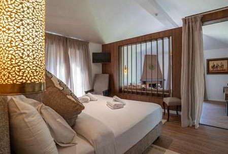 Bangalô tem quarto, banheiro e sala espaçosos