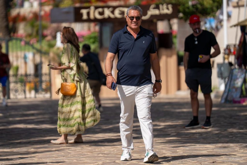 Najib Sidqui (caminhando) resolveu empreender em Chefchaouen