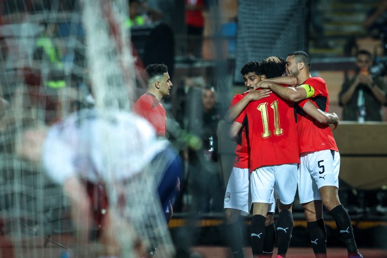 O camisa 11 do Egito, Mostafa Zico, é abraçado pelos colegas após gol em amistoso contra a Rússia