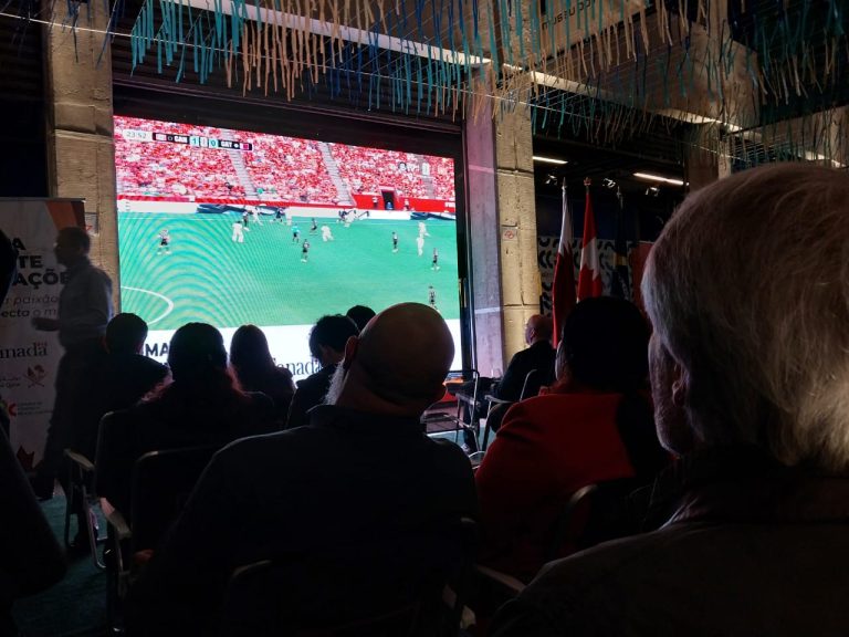 Catar e Canadá exibiram jogo em São Paulo Partida foi exibida em telões na área externa (foto) e no auditório