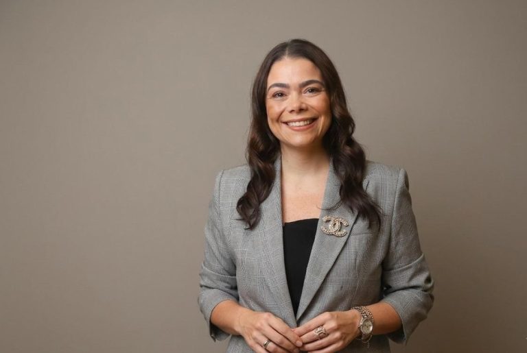 A advogada Karolina Manuel é uma das fundadoras de escritório de direito em Santos