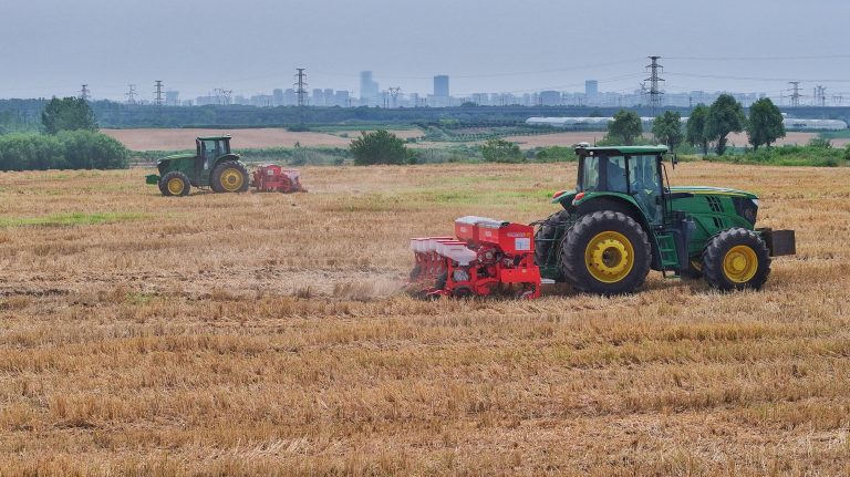 Comércio global de fertilizantes caiu 30% Fertilizante sendo aplicado em lavoura na China: mercado traz reflexo nas safras