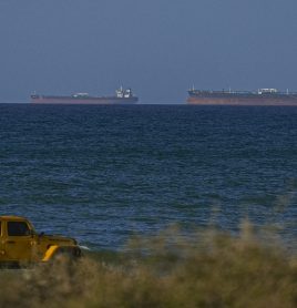 Navios estacionados no Estreito de Ormuz: promessa liberar via marítima
