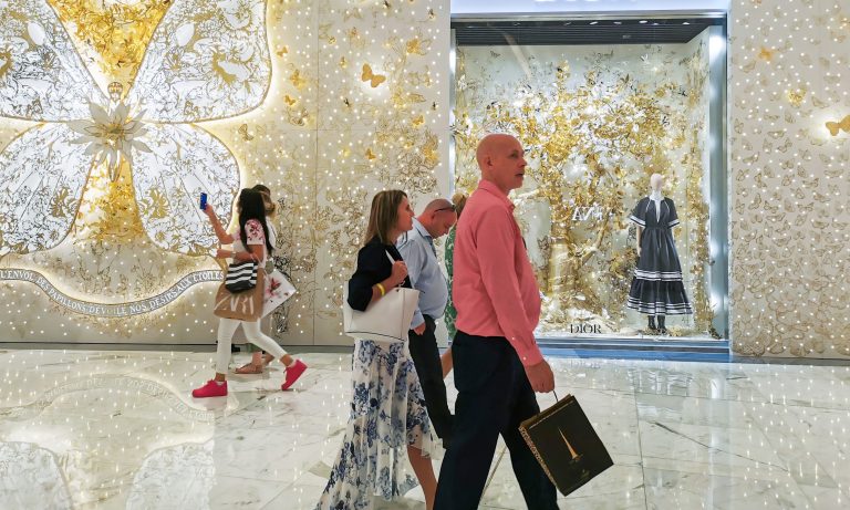 Consumidores em shopping de Dubai: gosto também pela compra online