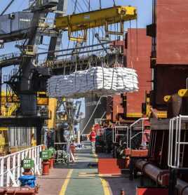 Embarque de açúcar em porto no Paraná: principal produto exportado pelo Brasil aos países árabes