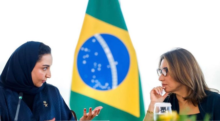 Janja (à dir.) com representante da delegação saudita: conversa sobre pobreza energética foi um dos temas da reunião