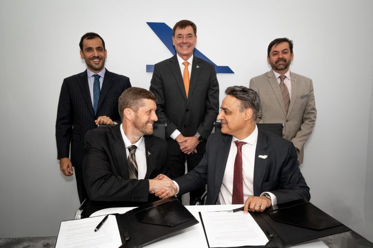 Dimas Douglas Tomelin (esq., sentado), da Embraer, e Amer Siddiqui (dir. sentado), da Mubalada, firmaram o acordo
