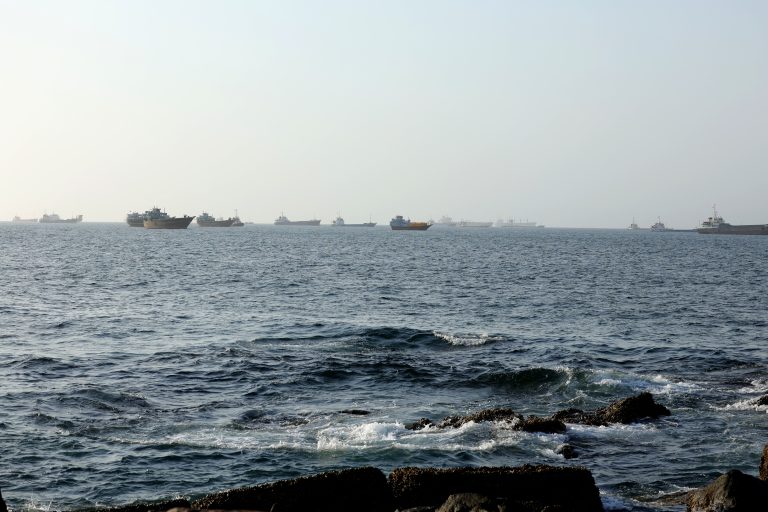 Petróleo sobe com instabilidade no Oriente Médio Navios aguardam para atravessar Estreito de Ormuz (imagem de arquivo): instabilidade em região que é grande produtora de derivados de petróleo