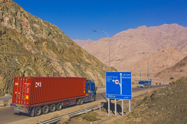 Produtora de fertilizantes, Jordânia exporta mais Caminhão na estrada de Aqaba: região tem porto marítimo