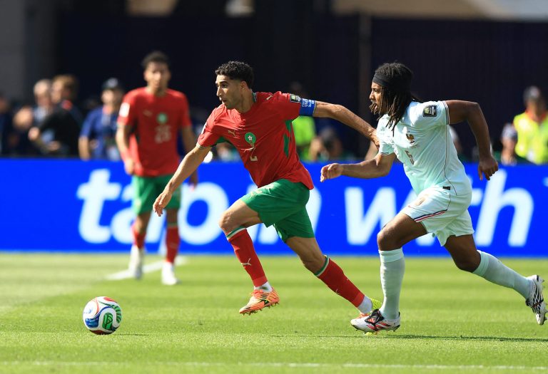 Confira a classificação árabe na Copa do Mundo O craque marroquino Achraf Hakimi (camisa vermelha) em duelo contra a França na Copa do Mundo da Fifa