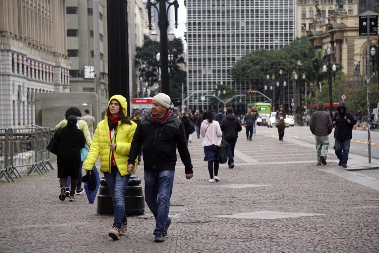 Rua em São Paulo: brasileiros devem conviver com inflação de 5,6% no final de 2026
