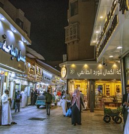 Lojas de rua na cidade de Taif: parte do crescimento é proporcionada pelo consumo