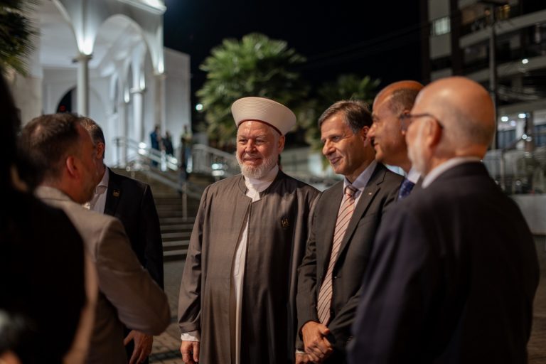 Khaled Hanafy (2º da dir para a esq.) e Mohamad Orra Mourad (3º) participaram de lançamento