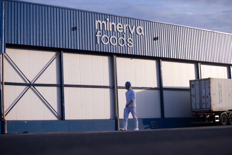 Receita da Minerva Foods cresce com exportações Fábrica da Minerva Foods: maior parte da receita procede de exportações