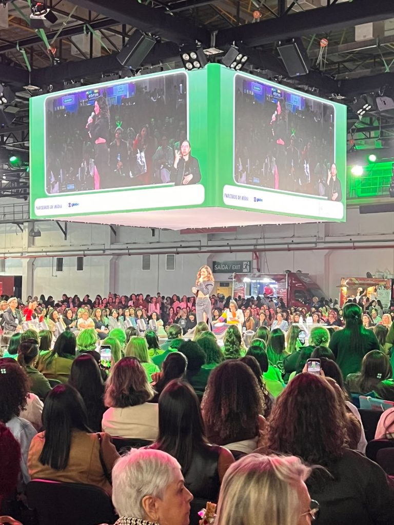 Juliette falando no Summit Mulheres nas Profissões