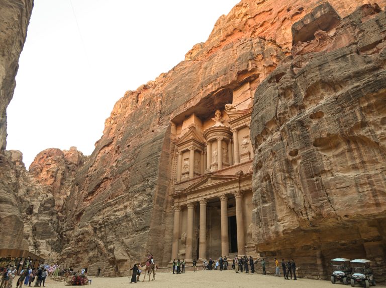 Petra, um dos cartões-postais do país árabe: receitas procedentes do turismo se recuperaram em junho