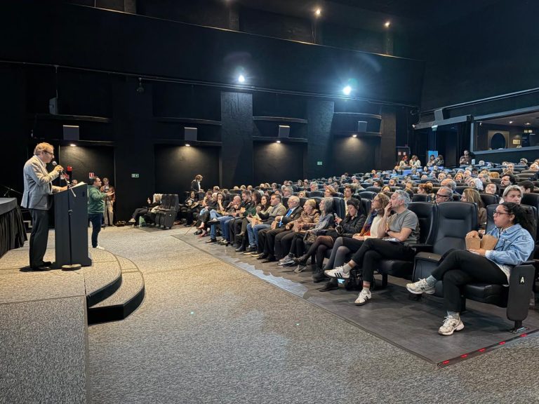 Arthur Jafet em discurso na abertura da mostra: seleção oferece filmes que propõem nova forma de enxergar o mundo árabe